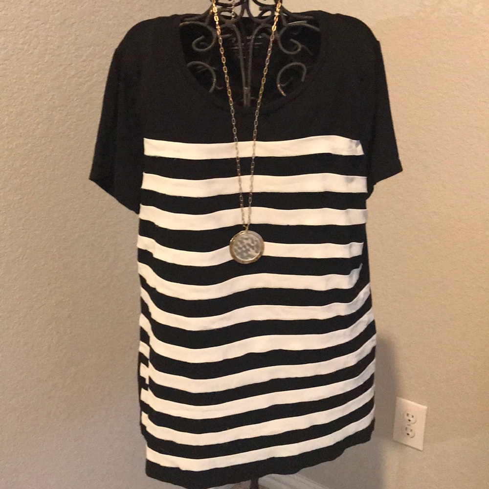 Short sleeve top.